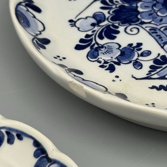 Vtg Pair Round Delft Blue Holland Wall Hangings Hand Painted Flowers Birds 1058 - Picture 7 of 9